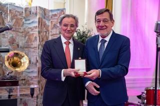 El presidente del Tribunal Superior de Justicia recibe la Medalla de Honor del Colegio Notarial del País Vasco 